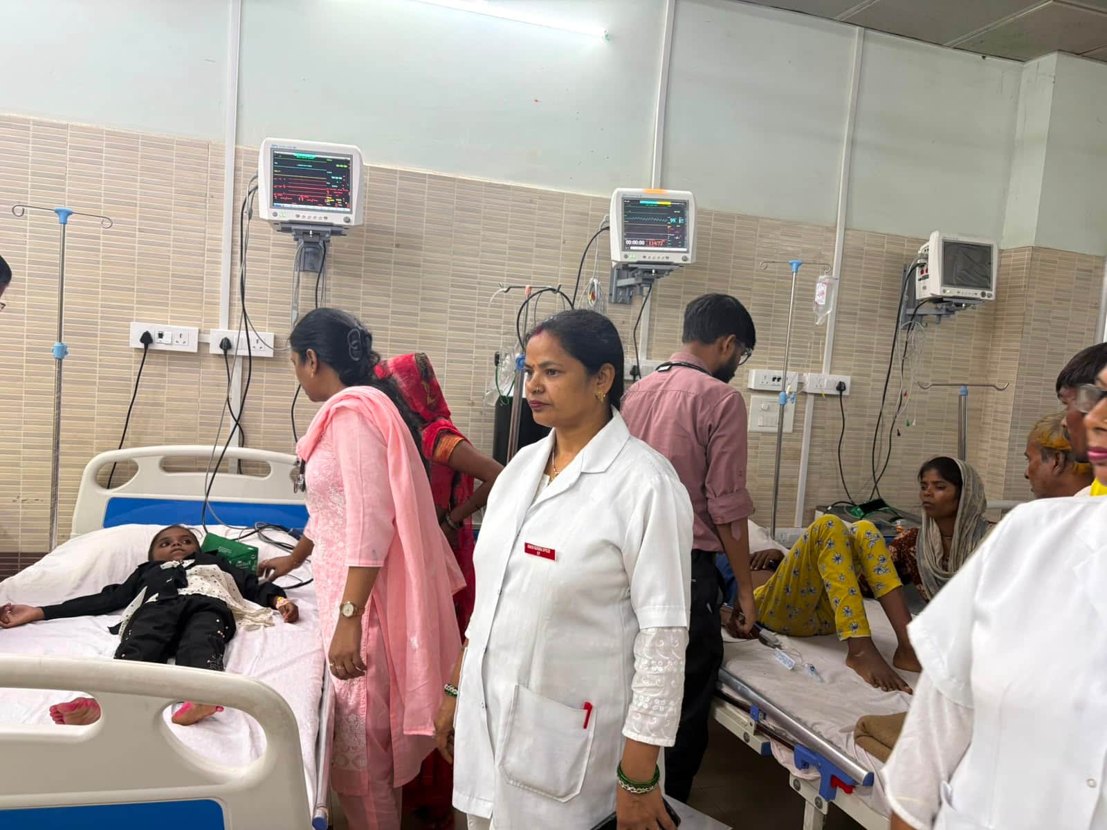 फोटो 2- बाल रोग विभाग की इमरजेंसी में भर्ती बच्चे। संवाद