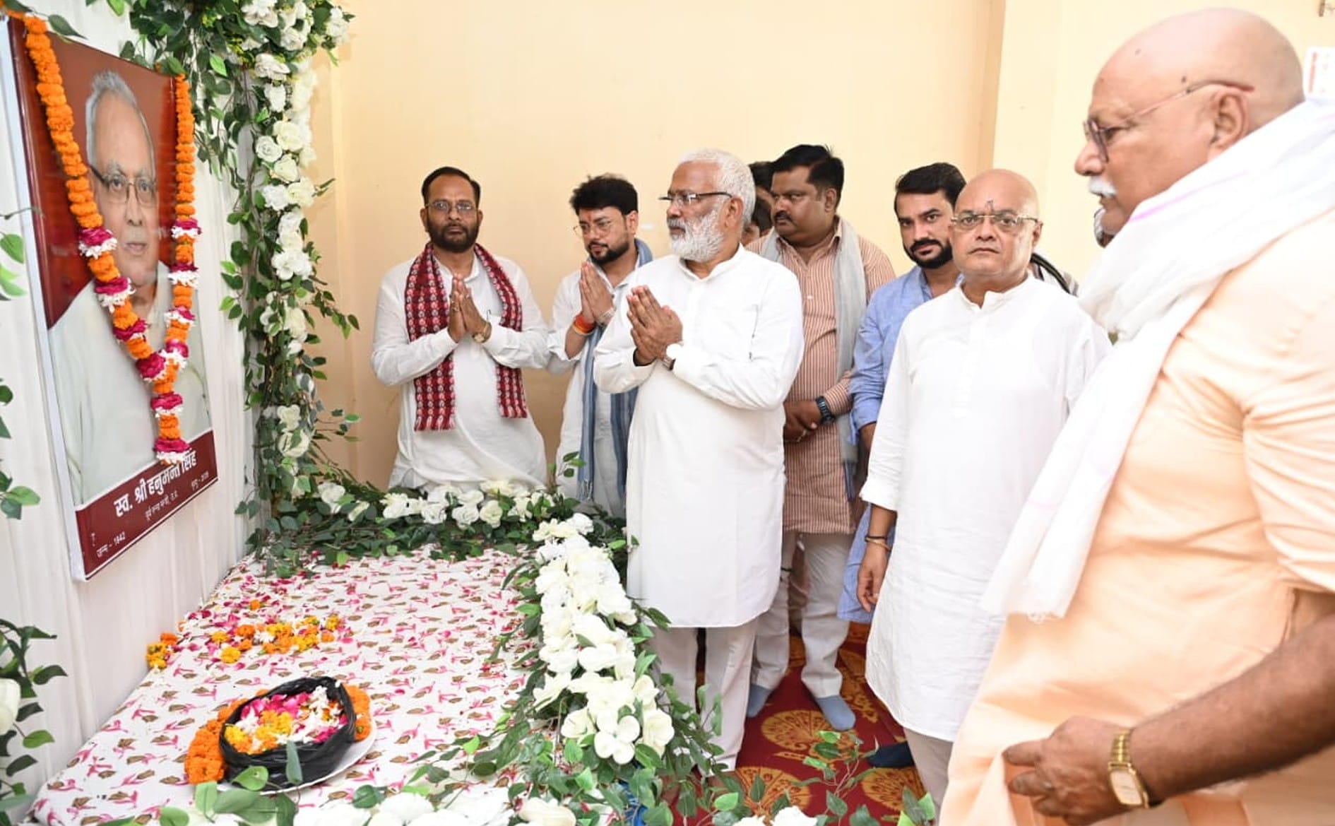 फोटो-31- नगर के पुरैनिया तालाब स्थित आवास पर पूर्व मंत्री दिवंगत हनुमंत सिंह को श्रद्धांजलि दे