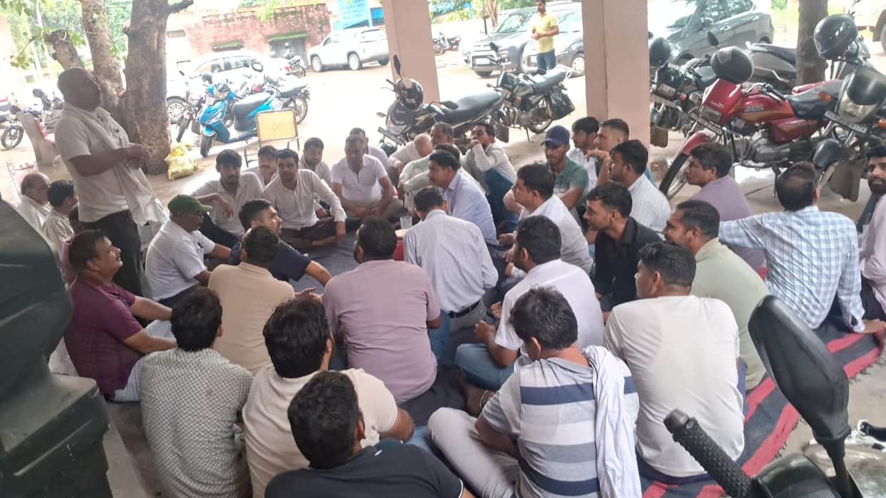 Electricity department employees staged a protest for three hours at the Narnaul SDO office.