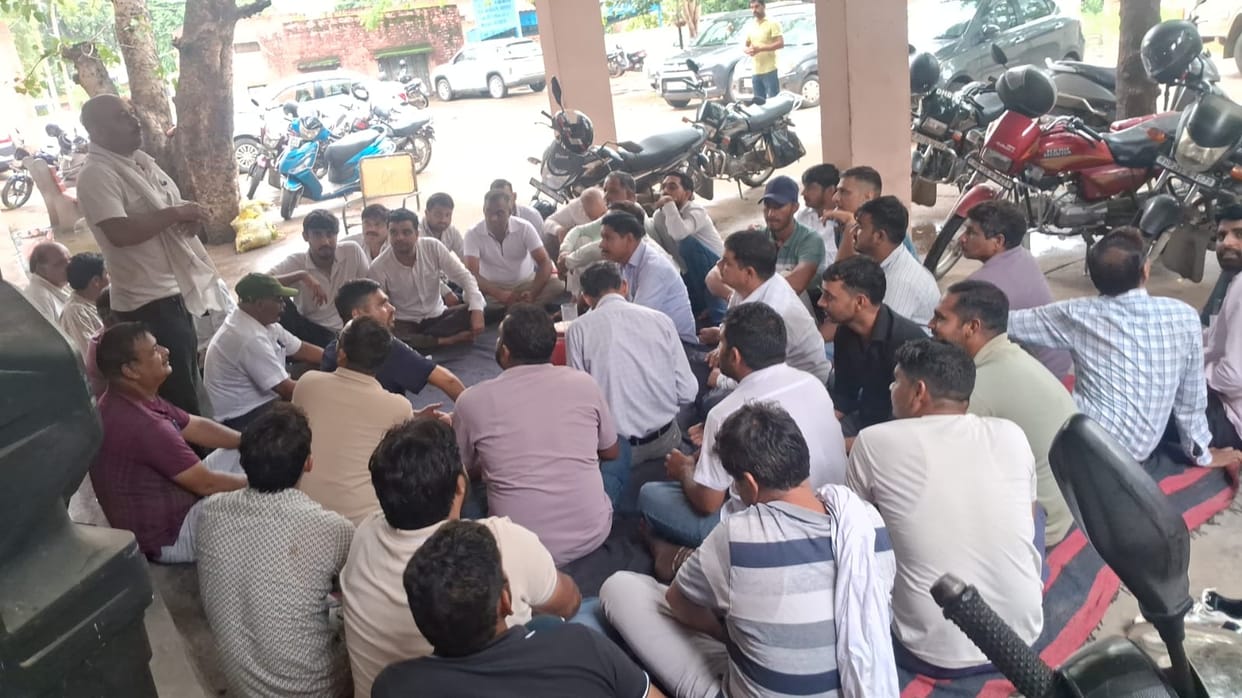 Electricity department employees staged a protest for three hours at the Narnaul SDO office.