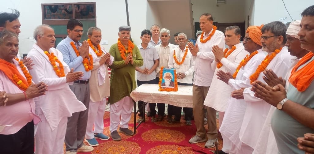फोटो - आर्य नगर में कार्यक्रम में रविंद्र नाथ टैगोर को नमन करते हुए संगठन के सदस्य। स्रोत - प्र