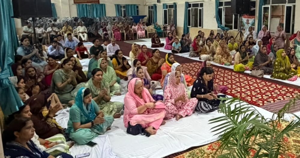 फोटो - गीता विद्या मंदिर स्कूल में श्रीमद् भागवत कथा सुनती हुई श्रद्धालु महिलाएं। स्रोत - प्रवक