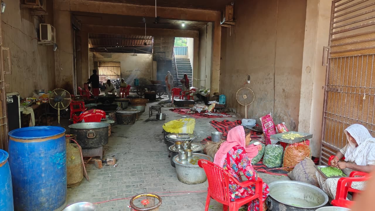 फतेहाबाद। जाट धर्मशाला में कावड़ियों के लिए बनता लंगर। संवाद