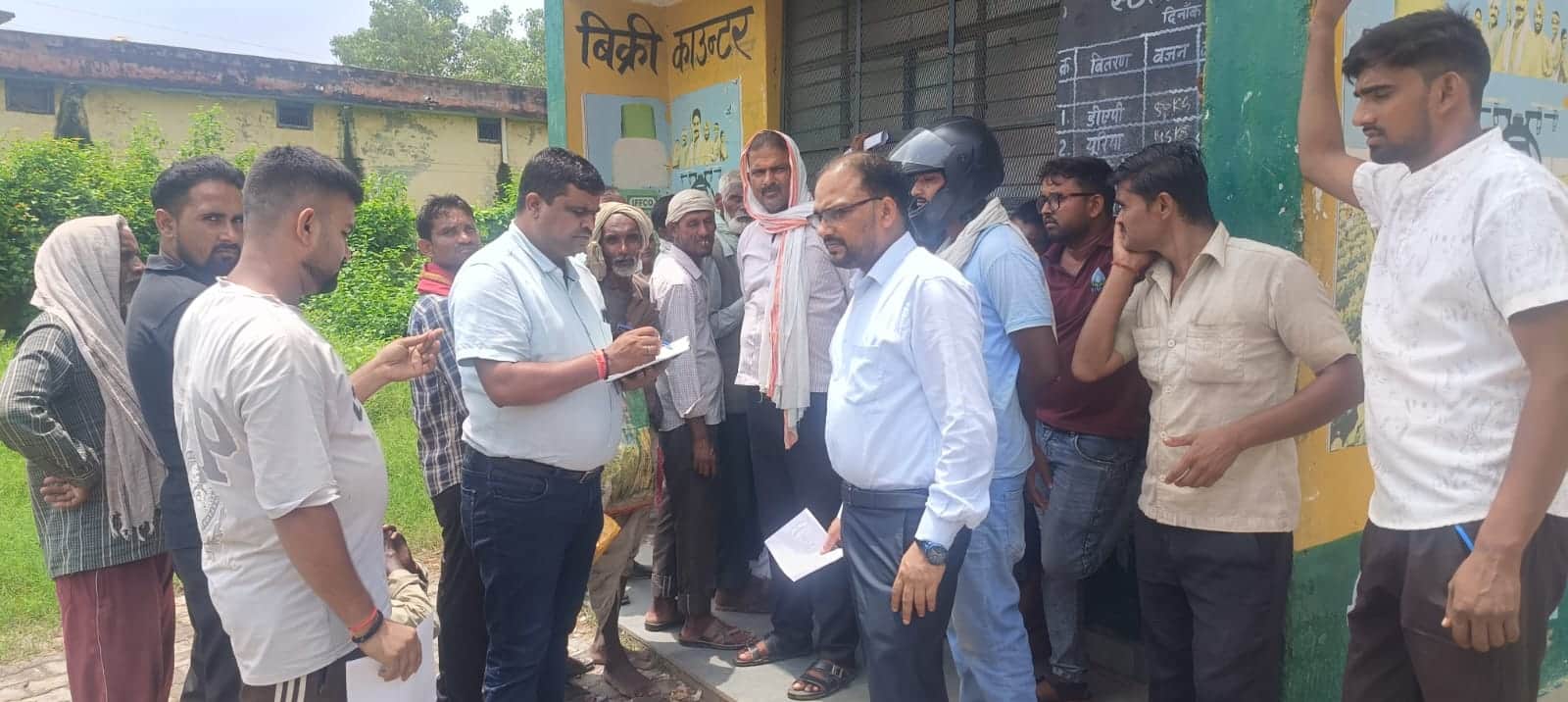 फोटो न- 07 सीकेटीपी 12 गल्ला मंडी स्थित समिति में खाद की जांच करते उप कृषि निदेशक जीतलाल  गुप