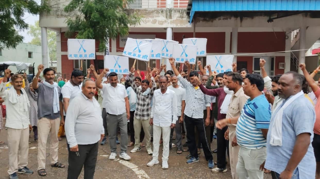 Sanitation and fire department employees stopped work, upset over the non-implementation of agreements.
