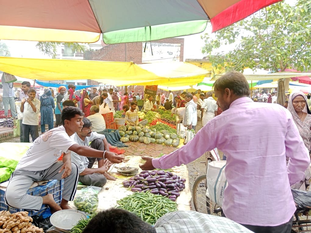 Prayagraj News: बारिश से दोगुना हो गए सब्जियों की कीमतें
