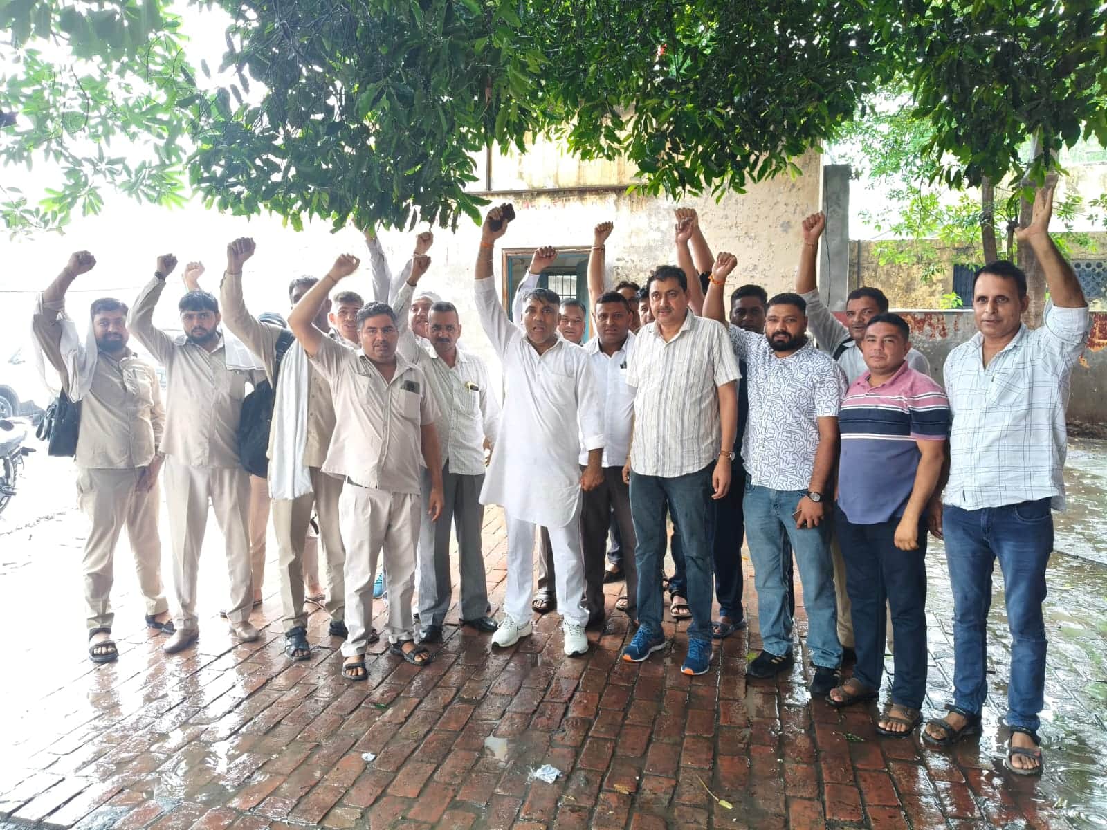 फोटो : सोनीपत बस अड्डे पर बैठक के बाद नारेबाजी करते रोडवेज कर्मचारी। स्रोत: संघ