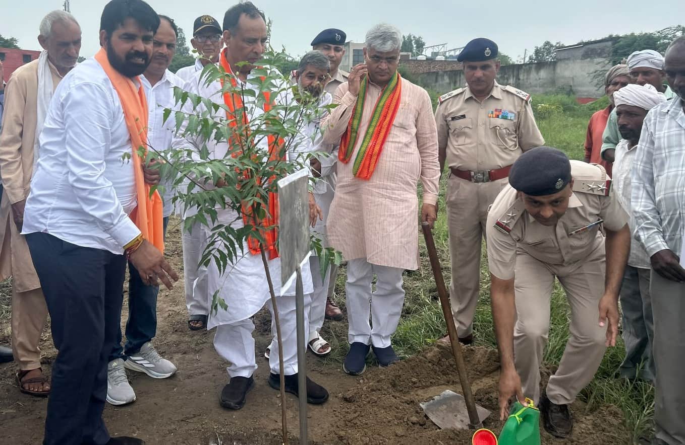 फोटो :  सोनीपत के आईएमटी खरखौदा में वन विभाग की ओर से मनाए जा रहे वन महोत्सव के तहत पौध रोपण हर