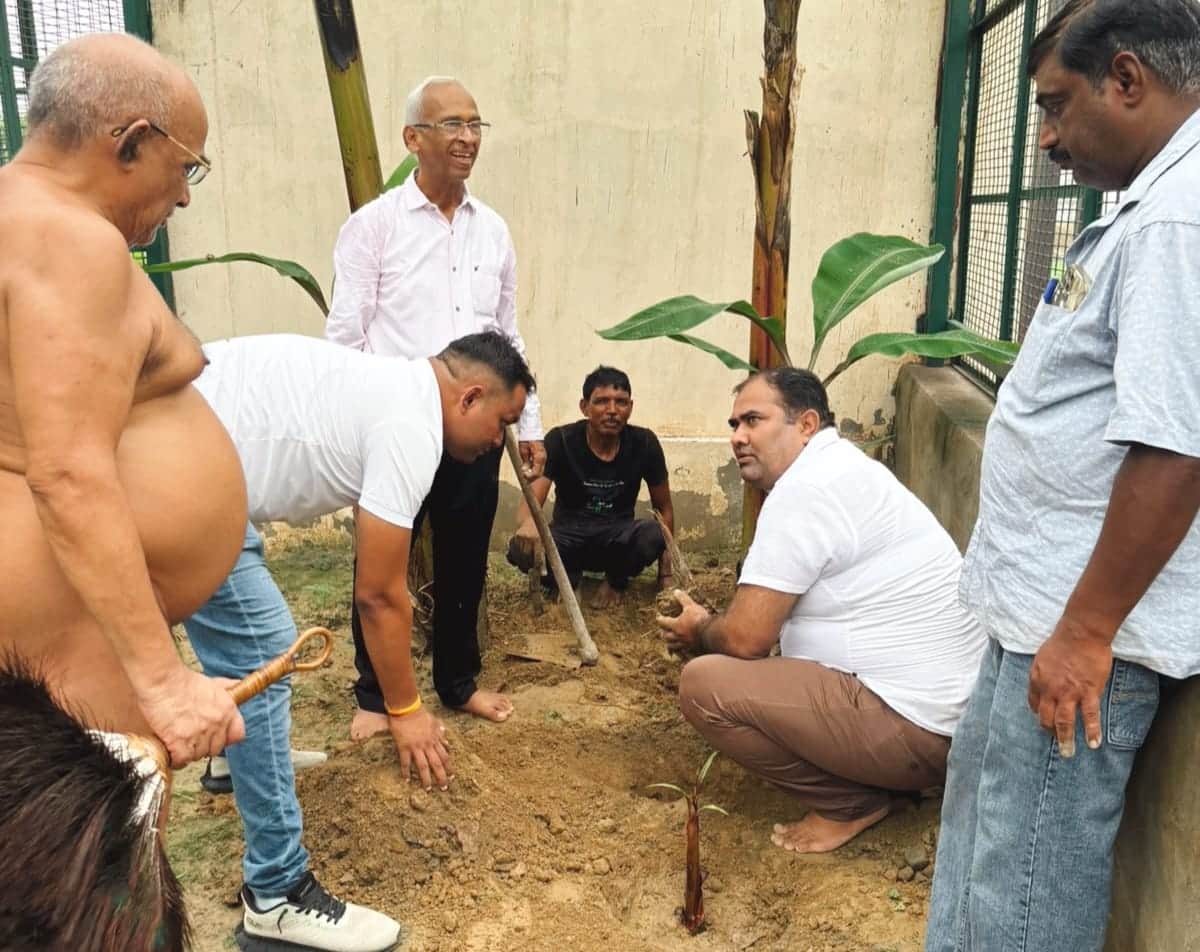 फोटो: सोनीपत के जीटी रोड स्थित गुप्ति धाम में गुप्ति सागर महाराज के सानिध्य में पौधरोपण करते आश