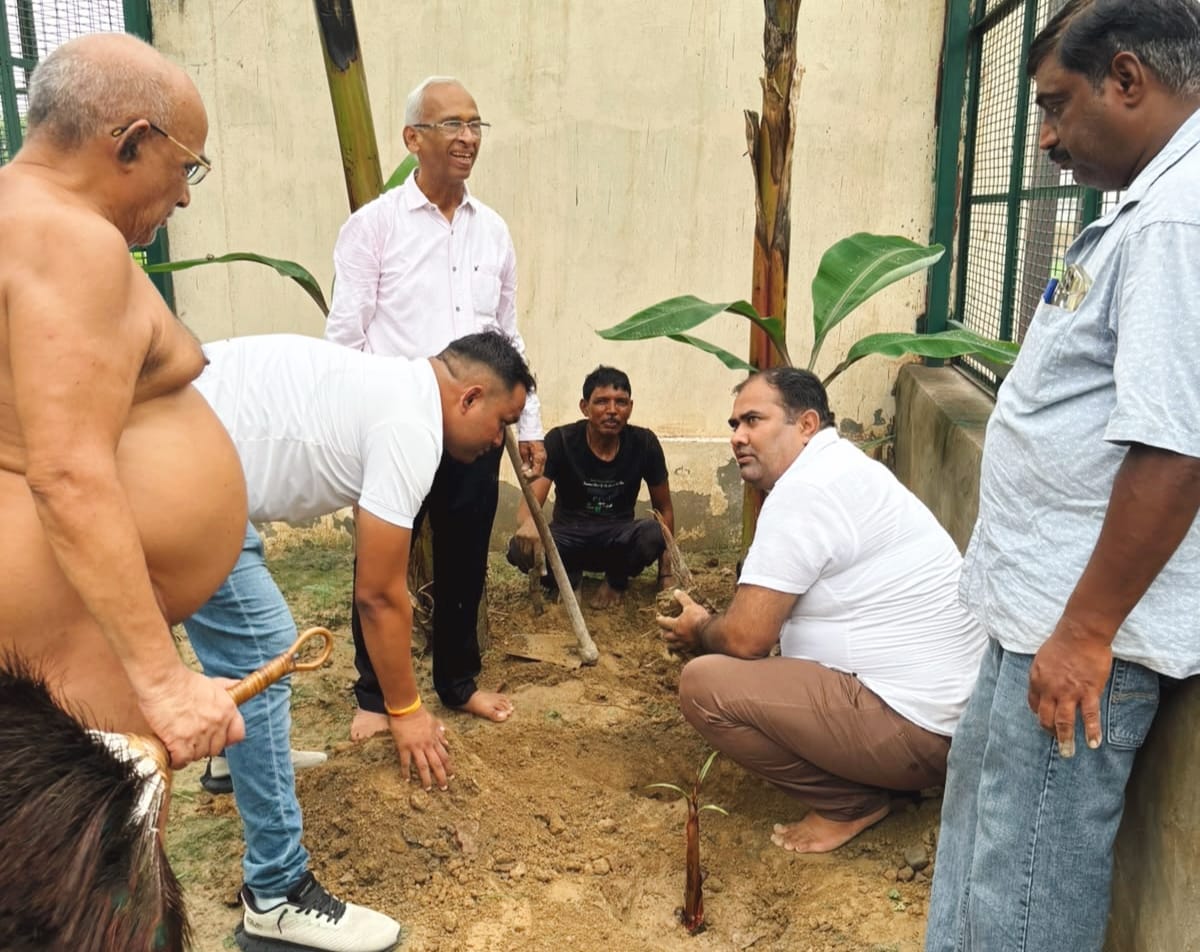 फोटो: सोनीपत के जीटी रोड स्थित गुप्ति धाम में गुप्ति सागर महाराज के सानिध्य में पौधरोपण करते आश