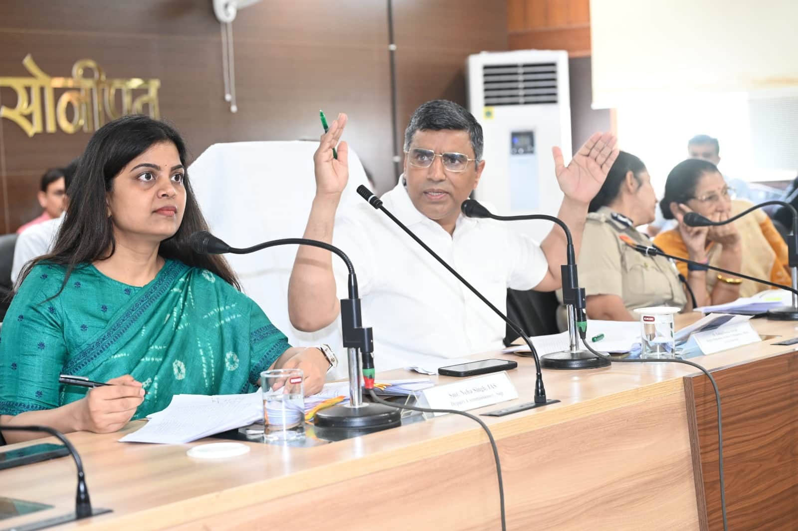 फोटो : सोनीपत लघु सचिवालय में हुई जिला परिवाद एवं कष्ट निवारण समिति की बैठक में अधिकारियों को 