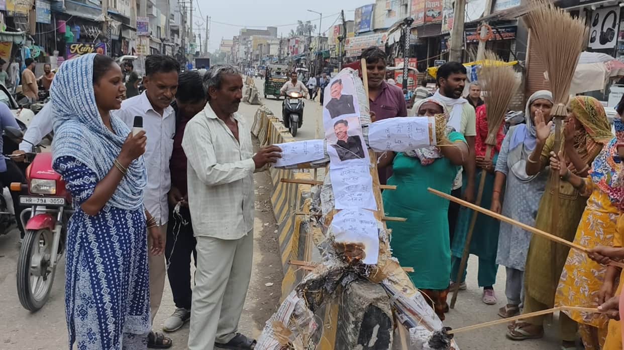 Sanitation and fire department employees' strike continues; effigies of the minister burned.