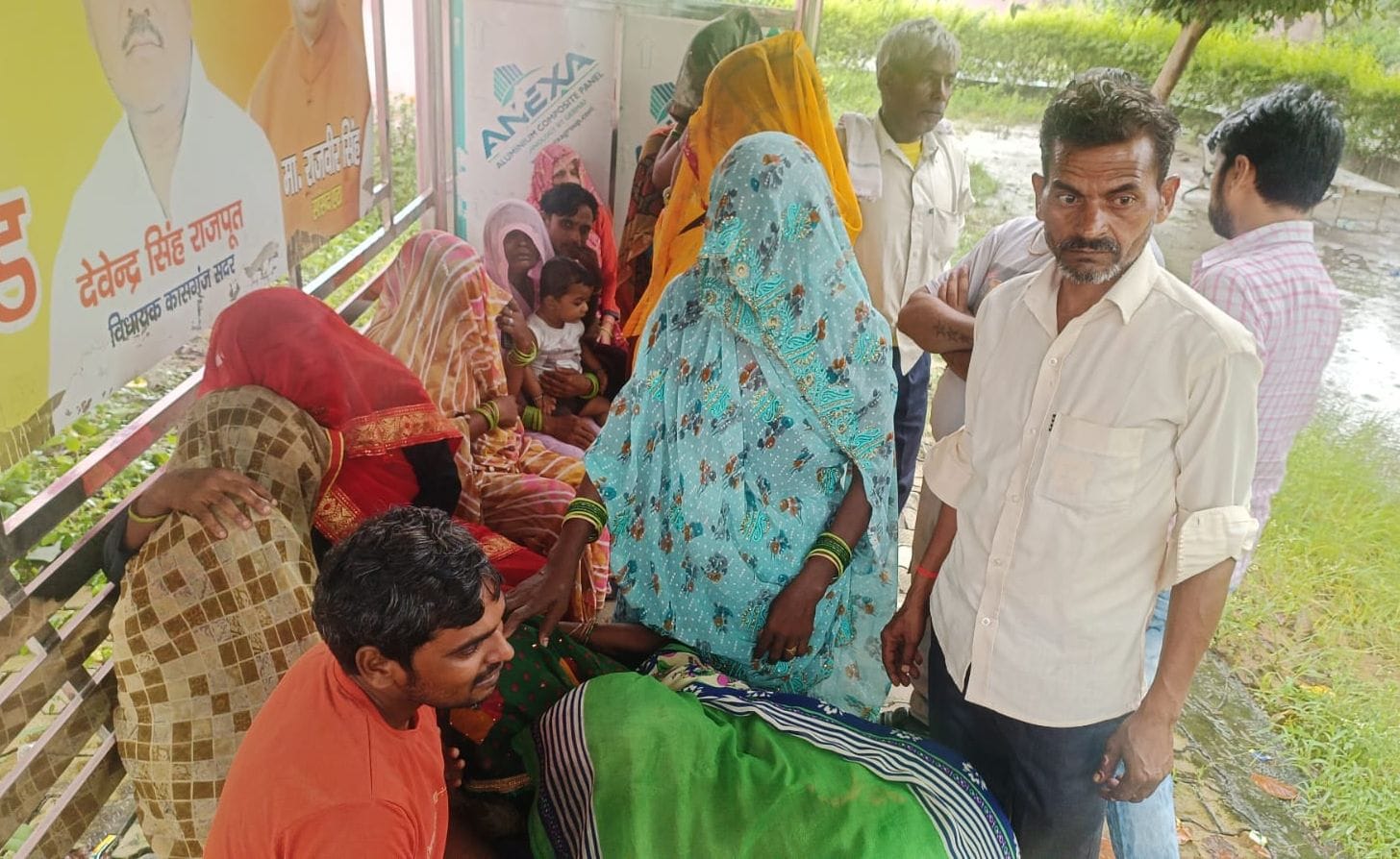फोटो13कासगंज में पोस्टमार्टम गृह पर रोते बिलखते मृतक मासूम बालिका बेवी के परिजन । संवाद