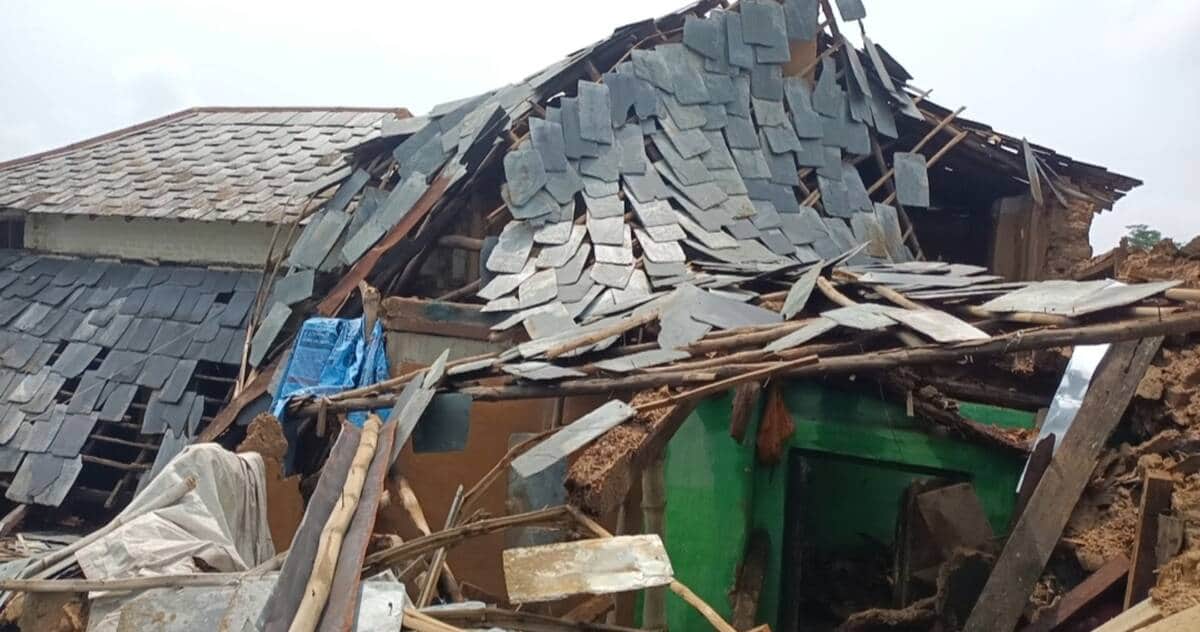 Kutcha house collapses due to heavy rain; elderly woman and granddaughter injured.