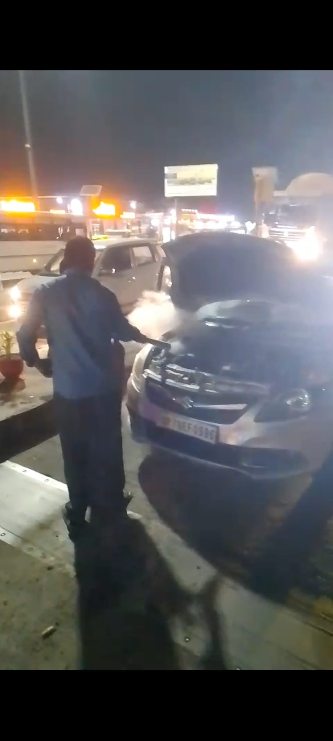 गाड़ी को गैस से ठंडी करते कर्मचारी।वीडियो ग्रैब