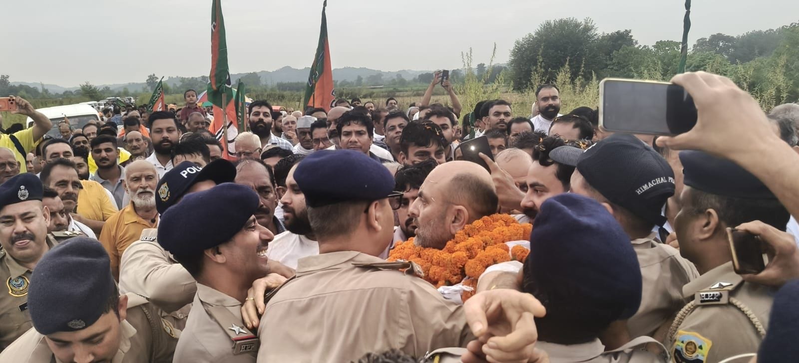 गगरेट: चरूरू- लोहारली पुल पर पूर्व विधायक राजेश ठाकुर व भाजपा कार्यकर्ताओं को रोकती पुलिस टीम।
