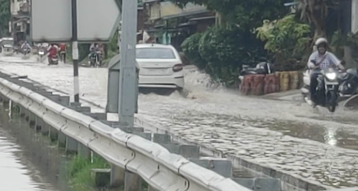 76 mm of rainfall, waterlogging on the Kanwariya lane of the National Highway