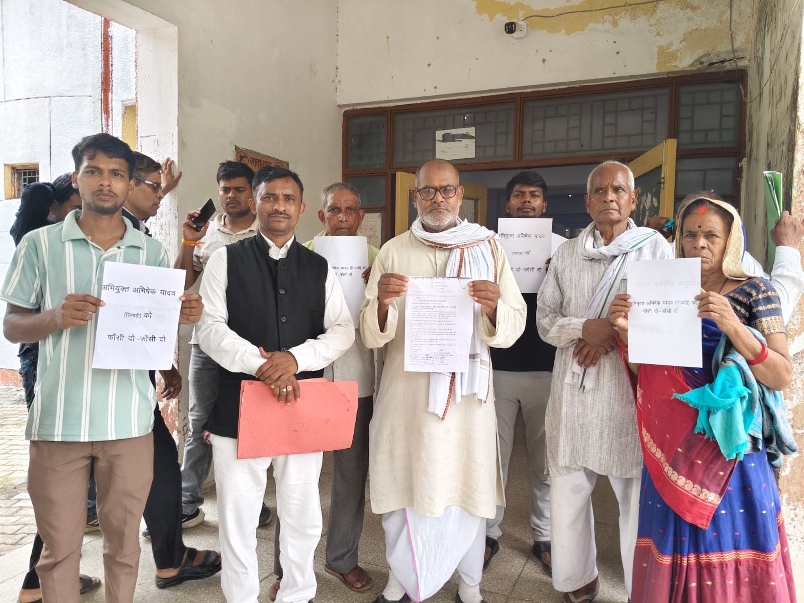 गोरखपुर बालिका दुष्कर्म-हत्याकांड में कार्रवाई की मांग को लेकर ज्ञापन सौंपने पहुंचे राष्ट्रीय न