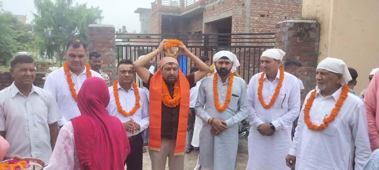  गांव मारवा कलां में पवित्र माटी का कलश लेकर पहुंचे श्रद्धालु। आयोजक