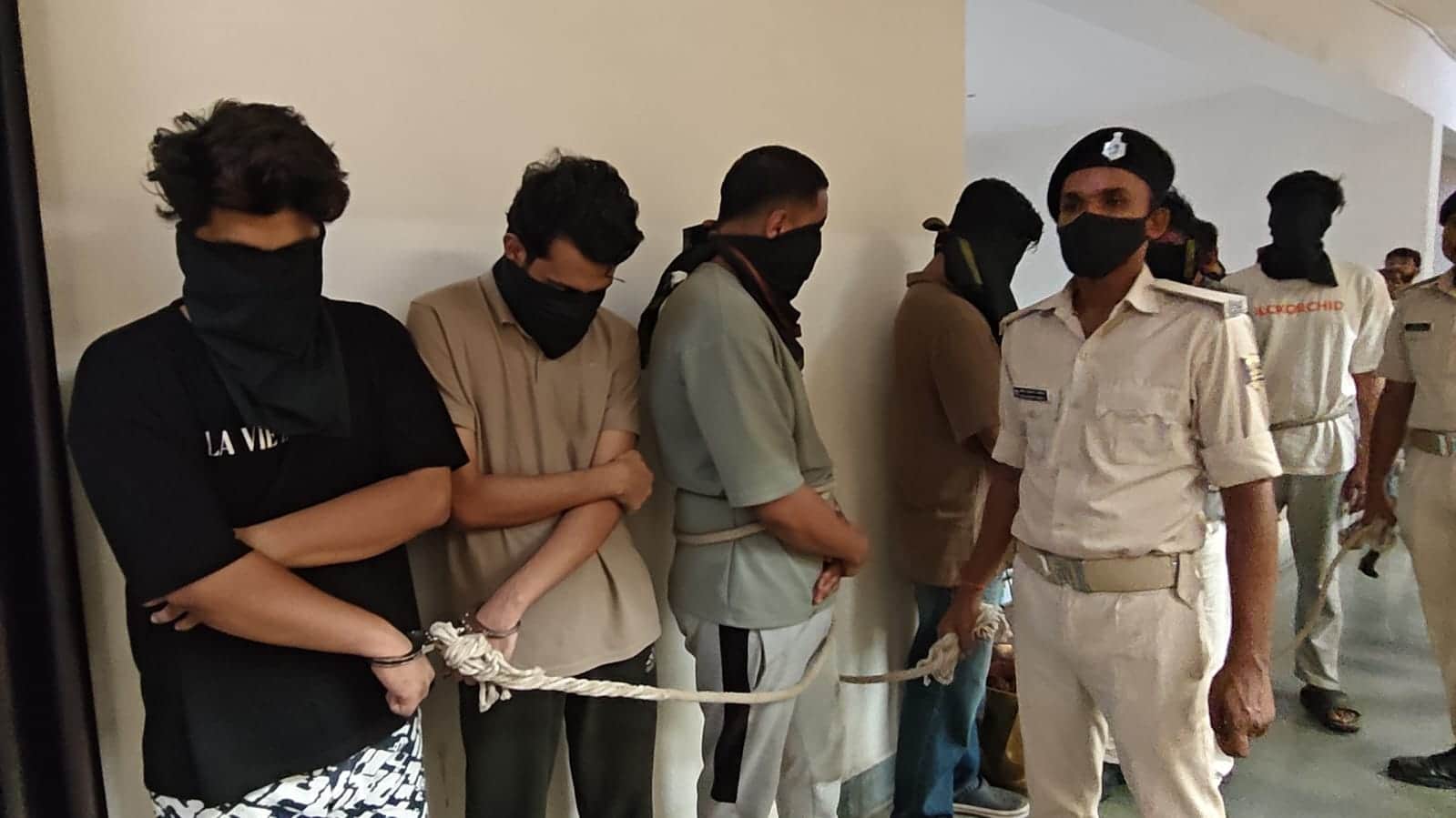 गयाजी एसपी कार्यालय में गिरफ्तार साइबर ठगी के आरोपी