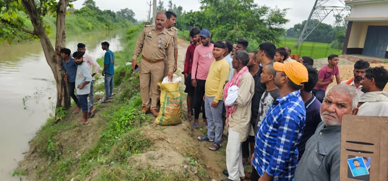 Electronics shop burgled of goods worth lakhs after lock was cut; villagers caught 3 accused 10 hours later.