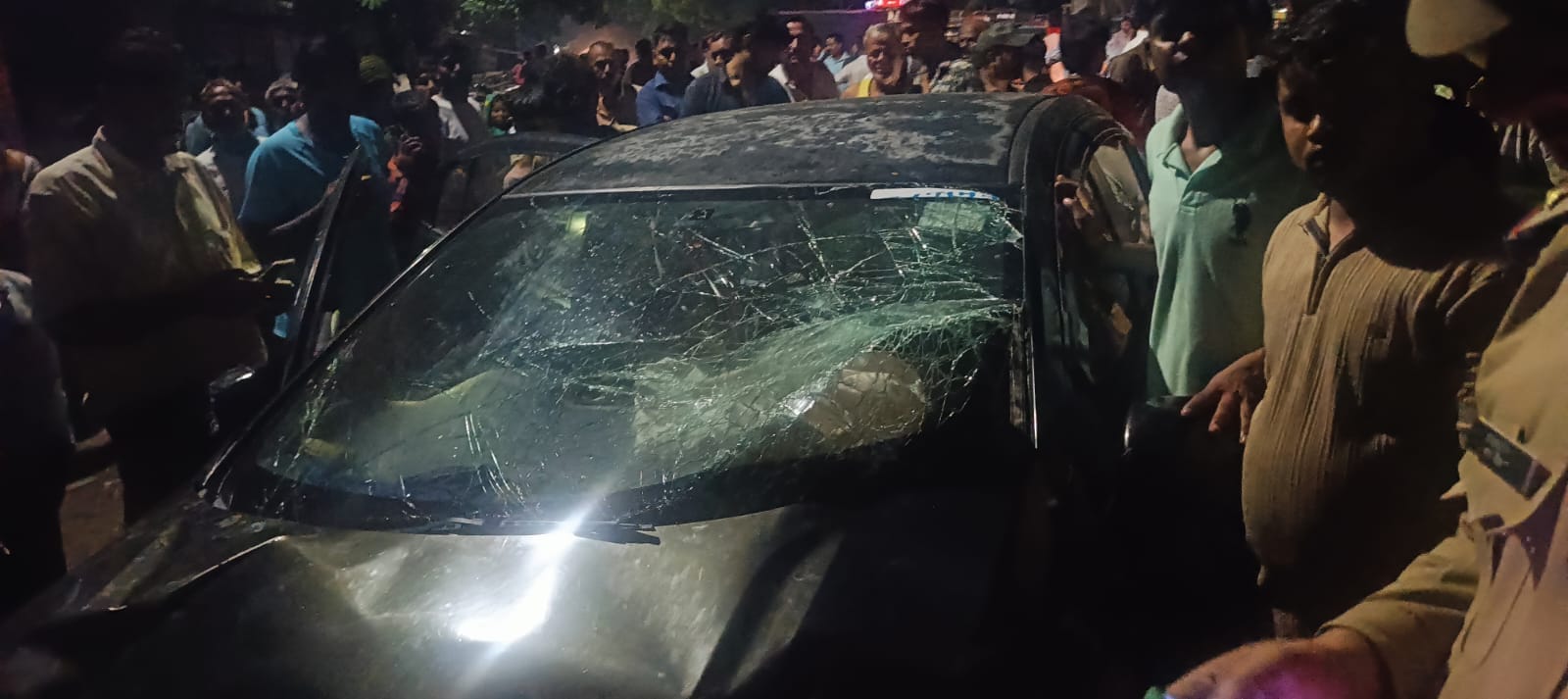 घटनास्थल पर खड़ी कार व लगी भीड़। संवाद