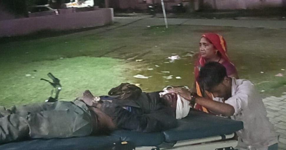 घायल को इकौना सीएचसी ले जाते परिजन।