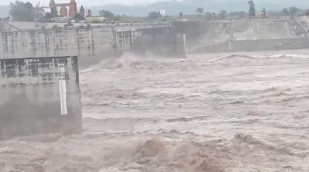 Fluctuations in water level at Hathnikund Barrage