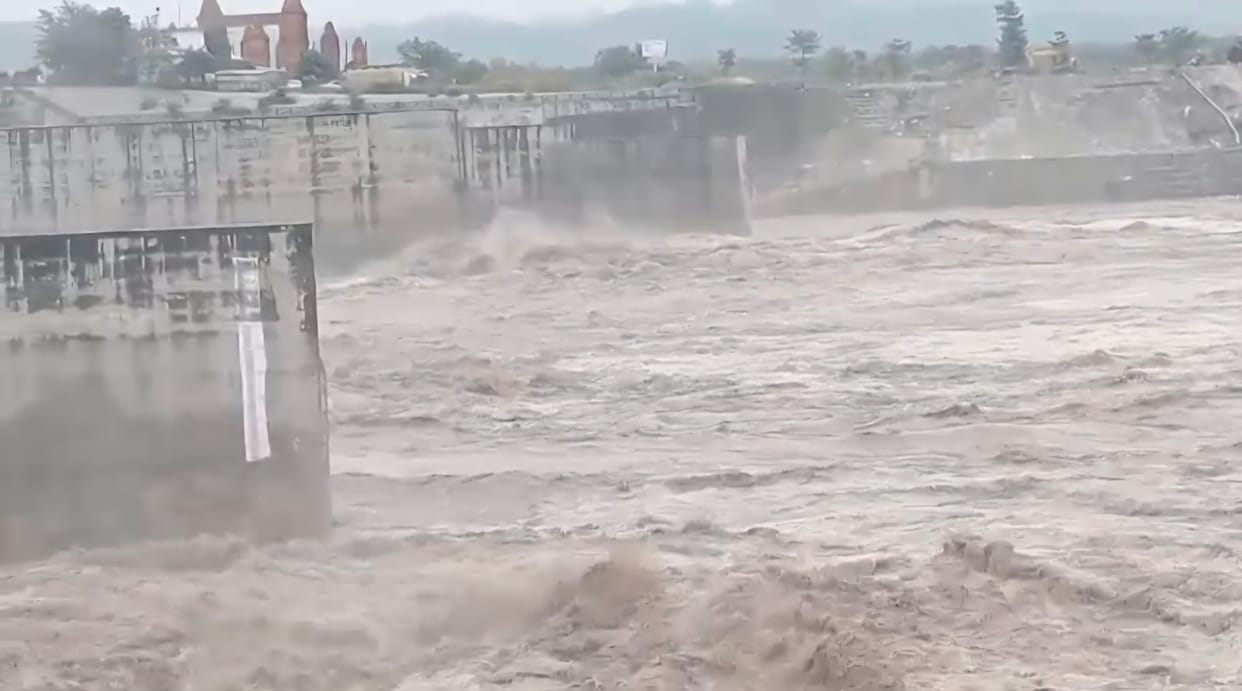 Fluctuations in water level at Hathnikund Barrage