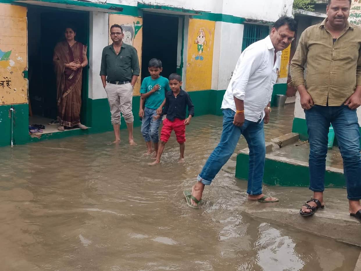 School flooded; 97 children turned back from the gate.