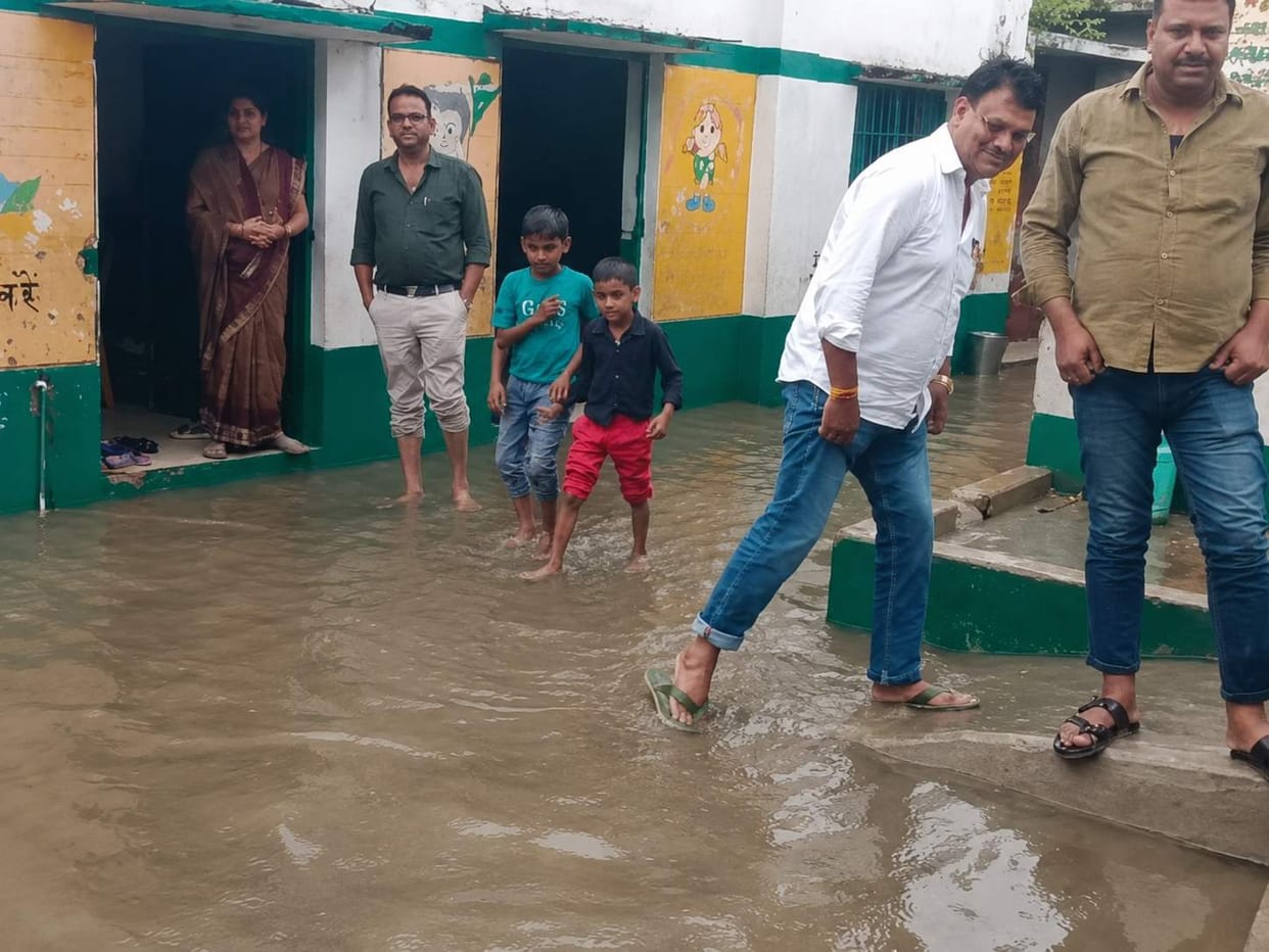 School flooded; 97 children turned back from the gate.