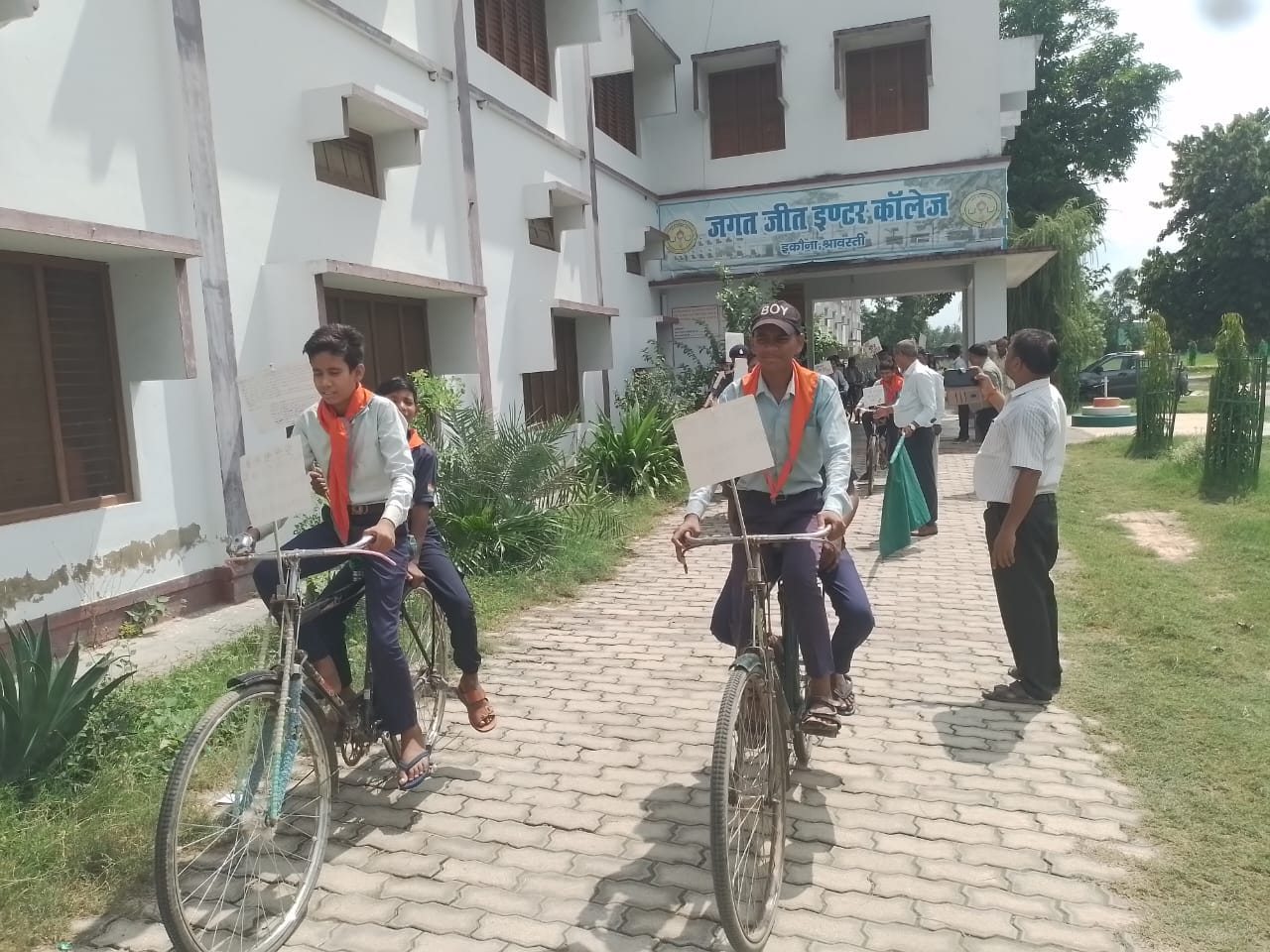  जगतजीत इंटर कॉलेज से साइकिल रैली निकालते विद्यार्थी।