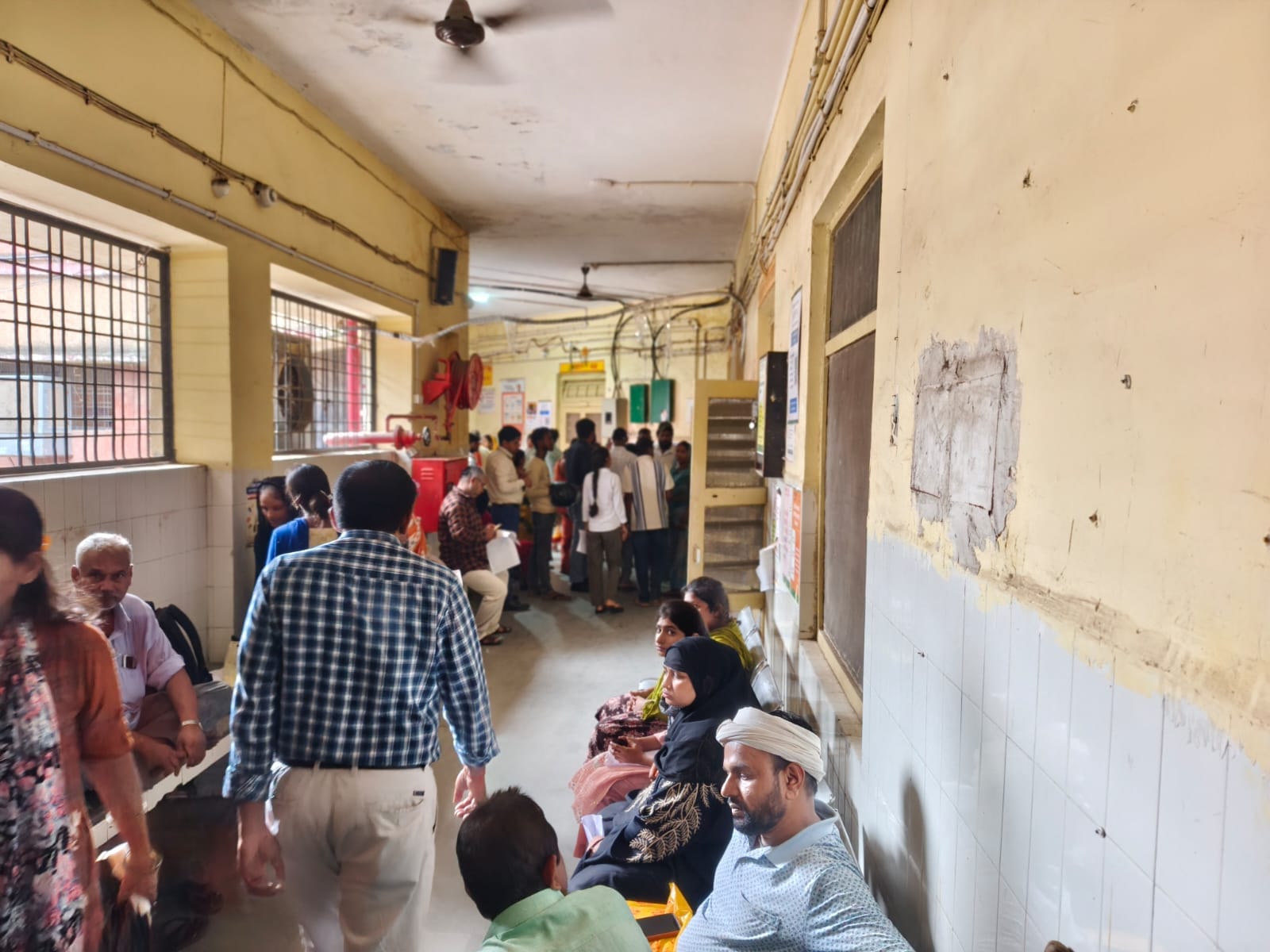जिला अस्पताल में चिकित्सीय परामर्श के लिए इंतजार करते मरीज संवाद