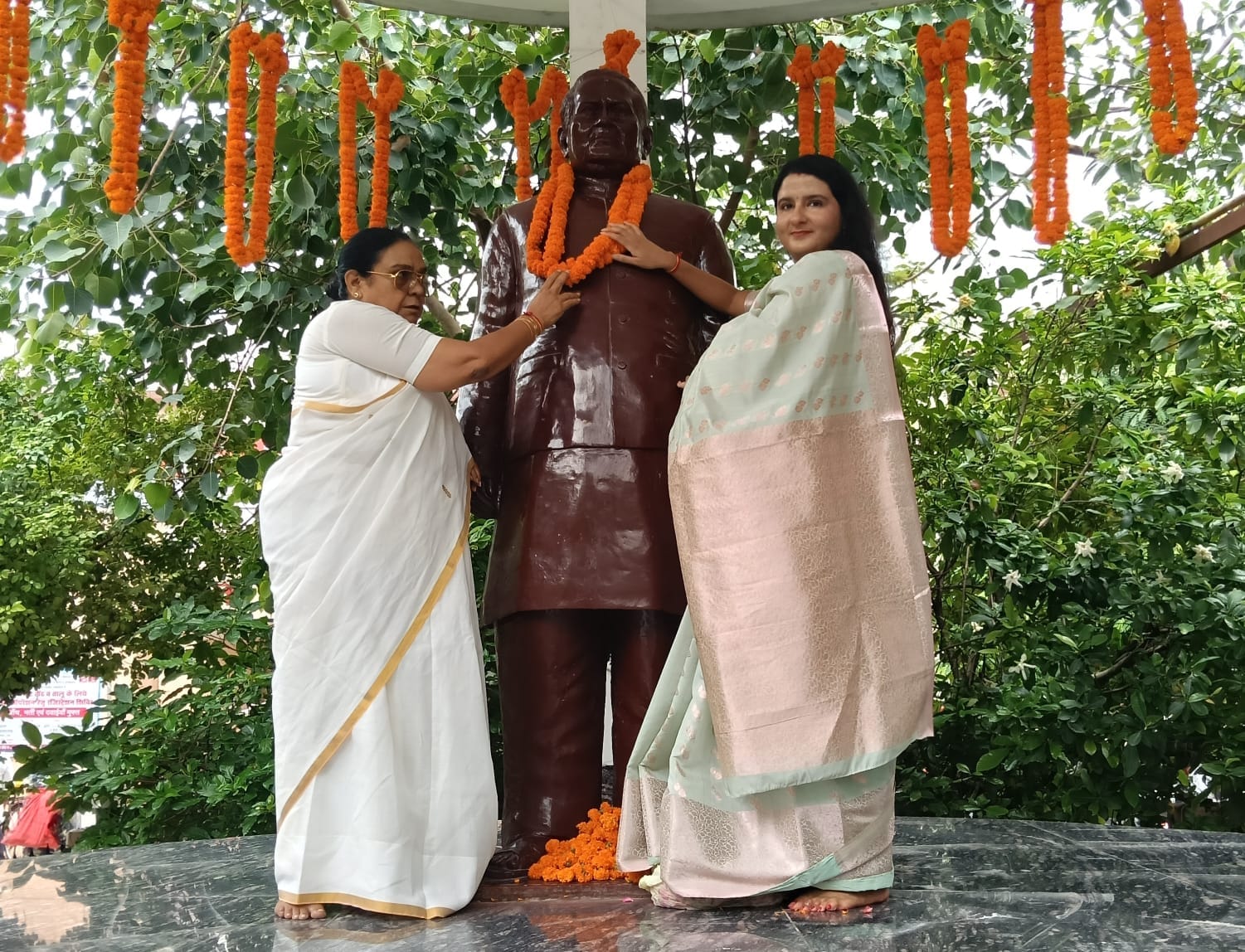 जिला अस्पताल में स्व.कल्पनाथ राय की पुण्यतिथि पर उनकी प्रतिमा पर मार्ल्यापण करतीं उनकी पत्नी 
