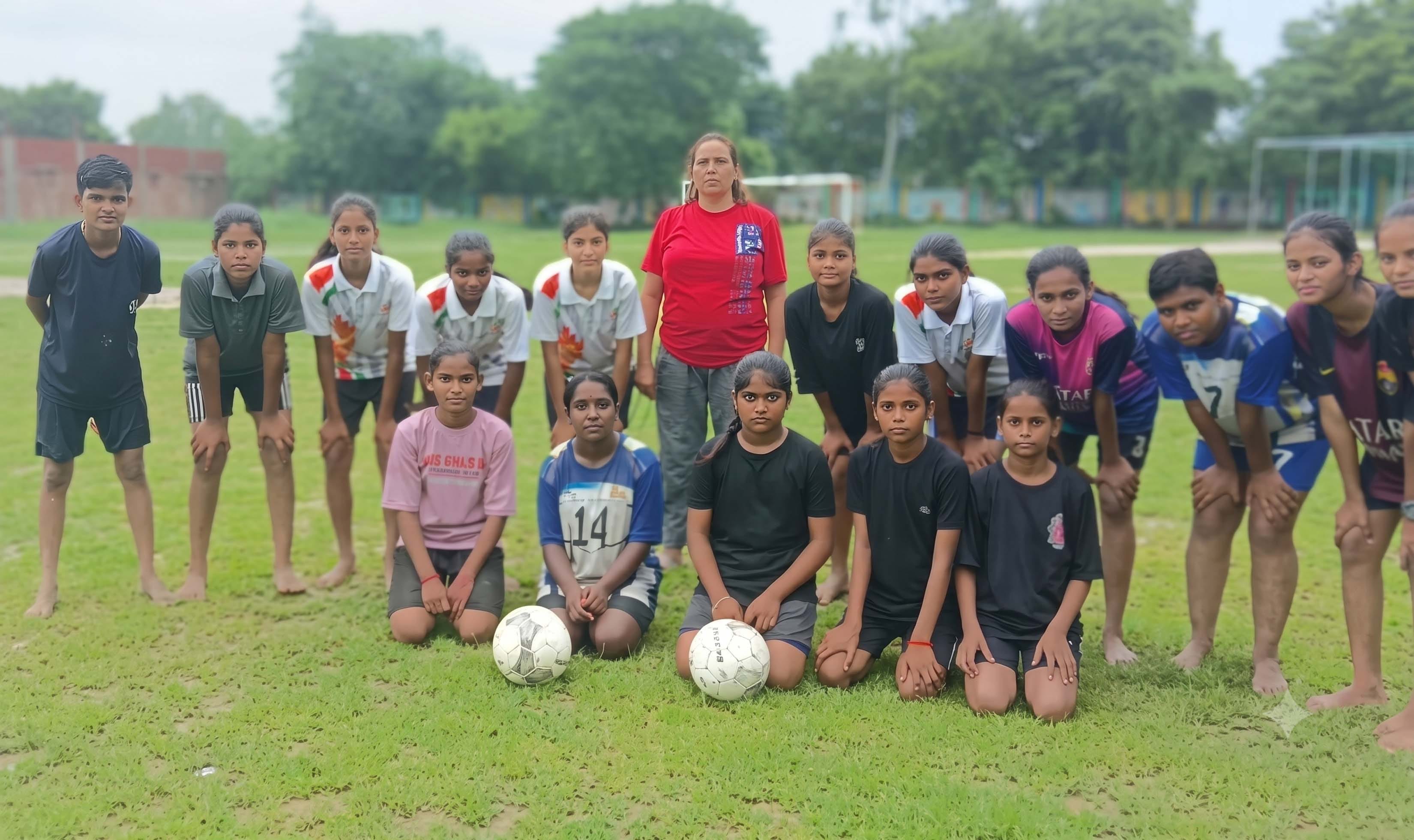 जिला स्टेडियम में जूनियर बालिका फुटबाल ट्रायल में चयनित बालिकाएं। स्रोत- स्टेडियम