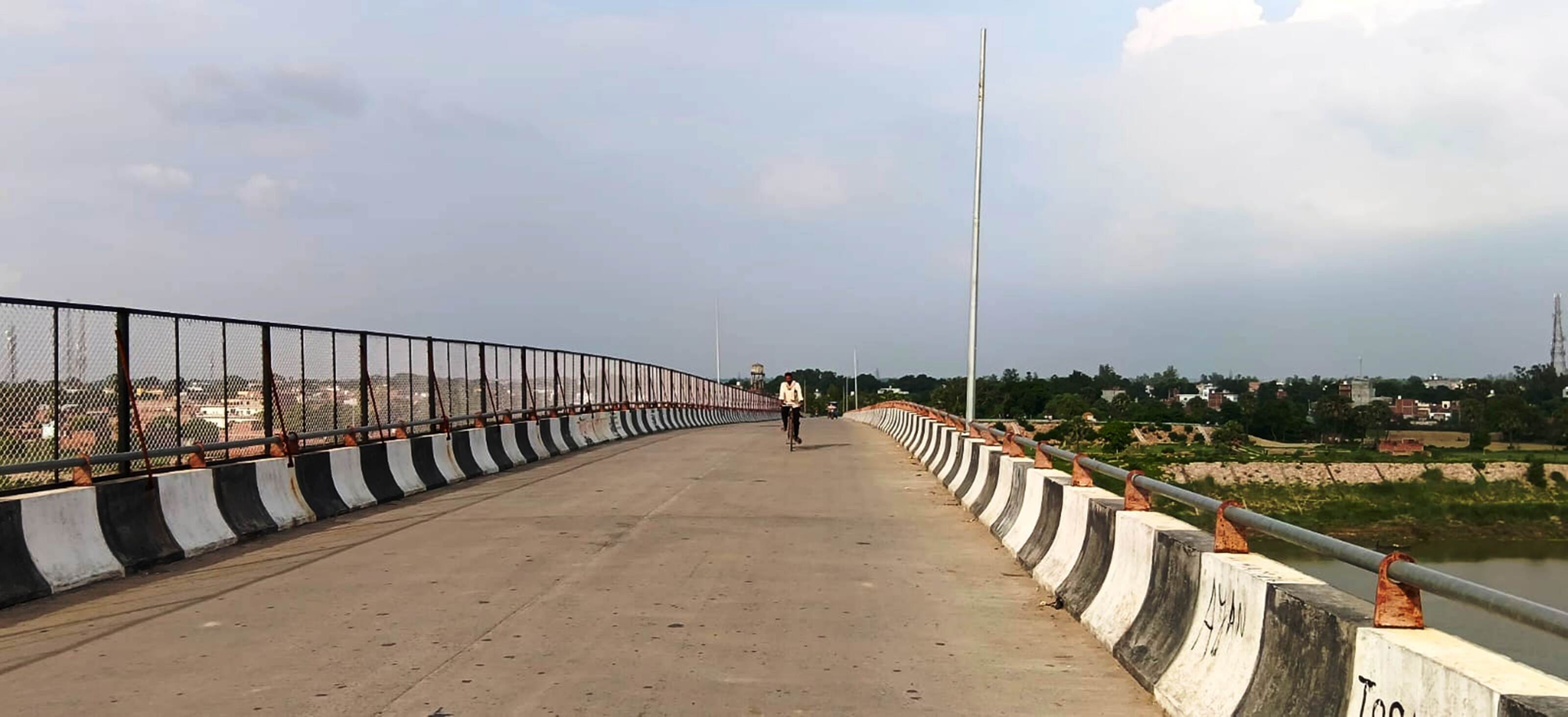 जमानिया-धरम्मरपुर गंगा सेतु पर आधा अधूरा पडा जली लगाने का कार्य। संवाद