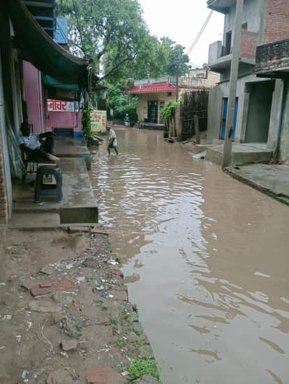 जोपा बबुरा मार्ग पर तिराहा के पास सड़क पर जलभराव।- सोशल मीडिया।