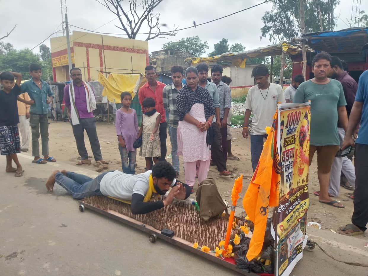 A *dandavat yatra* (prostration pilgrimage) was undertaken on a bed of a thousand nails to pray for Guru Premanand's recovery.