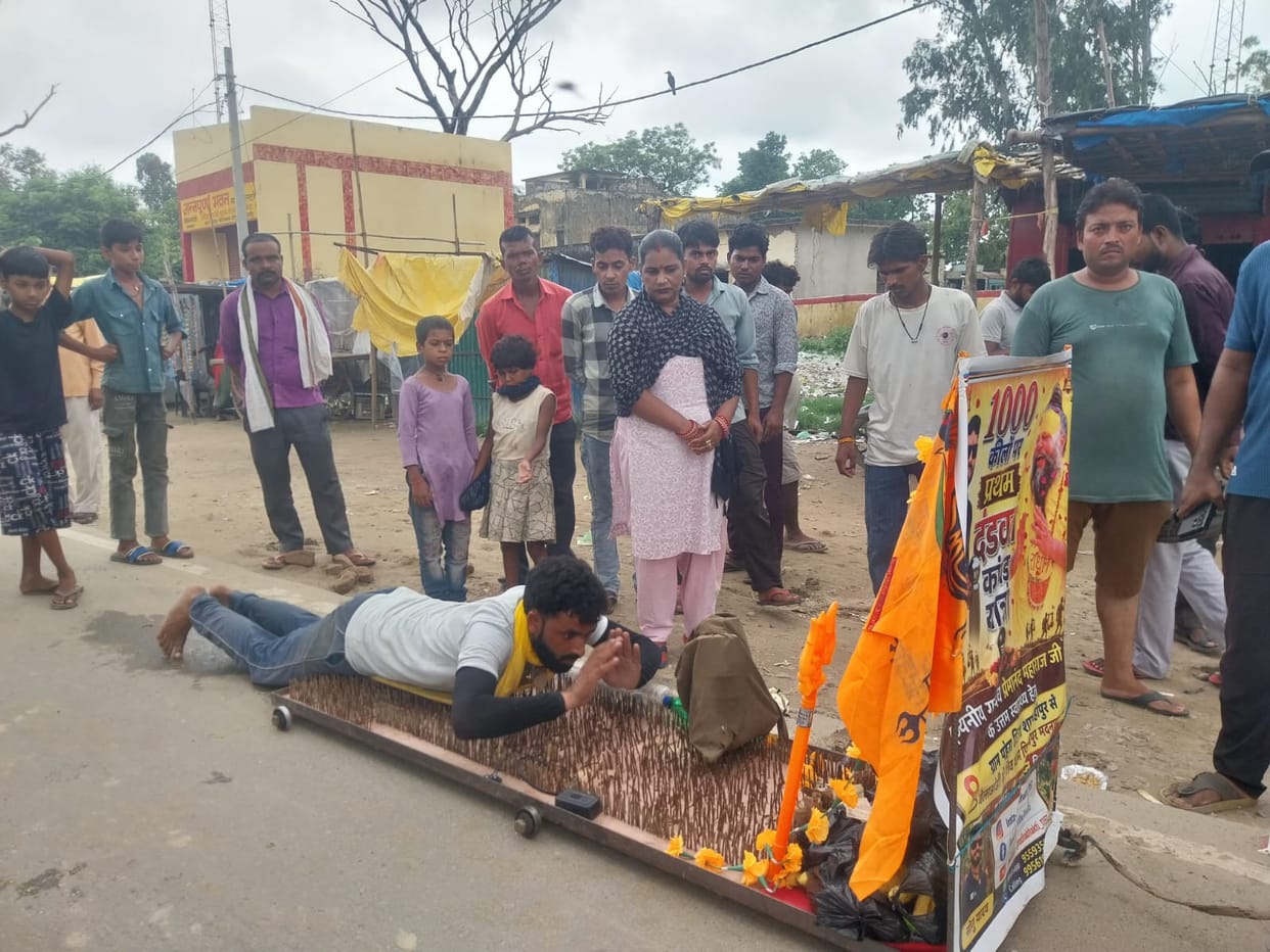 A *dandavat yatra* (prostration pilgrimage) was undertaken on a bed of a thousand nails to pray for Guru Premanand's recovery.