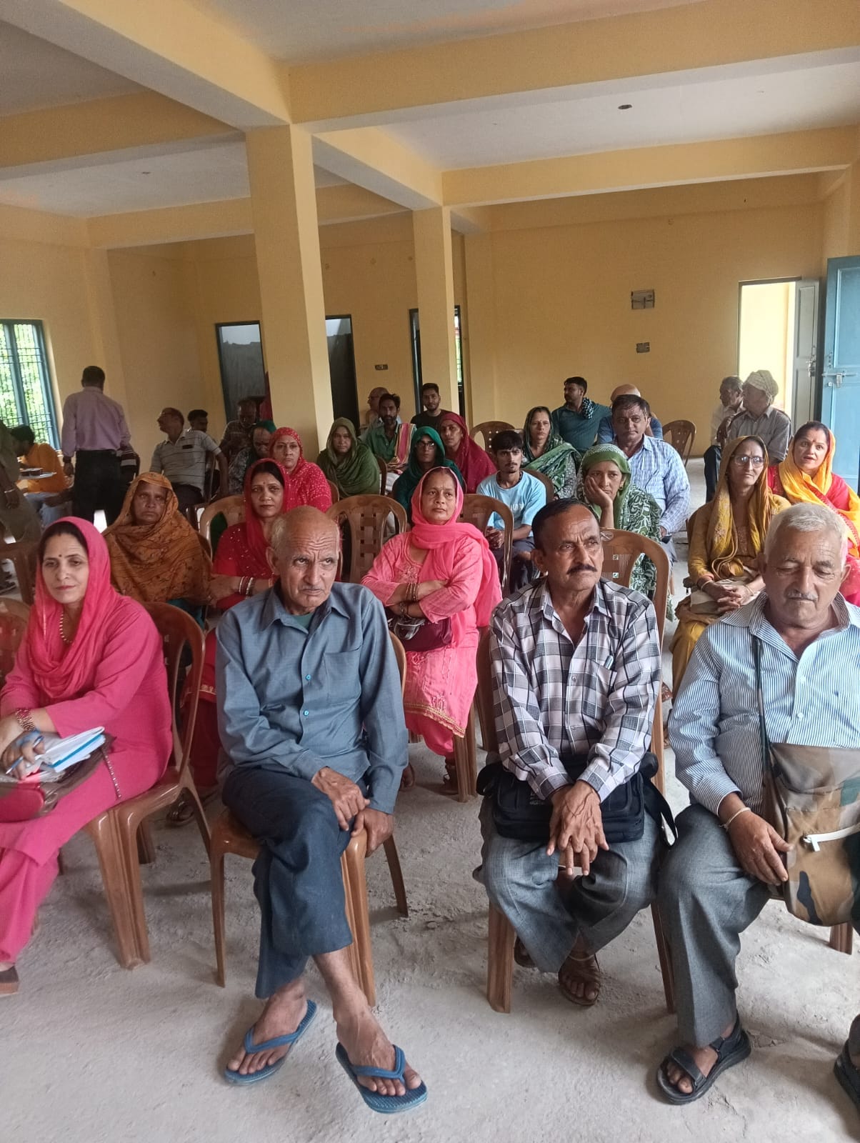 झलान पंचायत में आयोजित ग्राम सभा में पंचायत विकास कार्यों को लेकर सुझाव देते ग्रामीण। संवाद