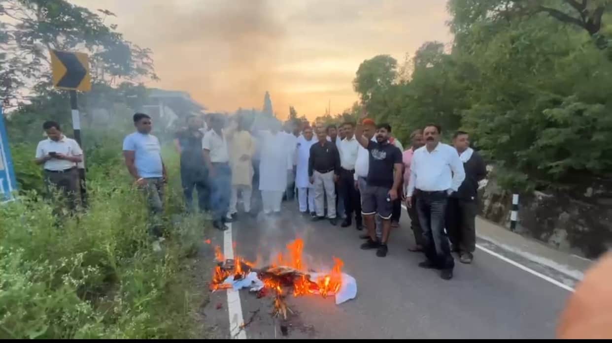 Congress burns BJP MLA Sudhir Sharma's effigy.