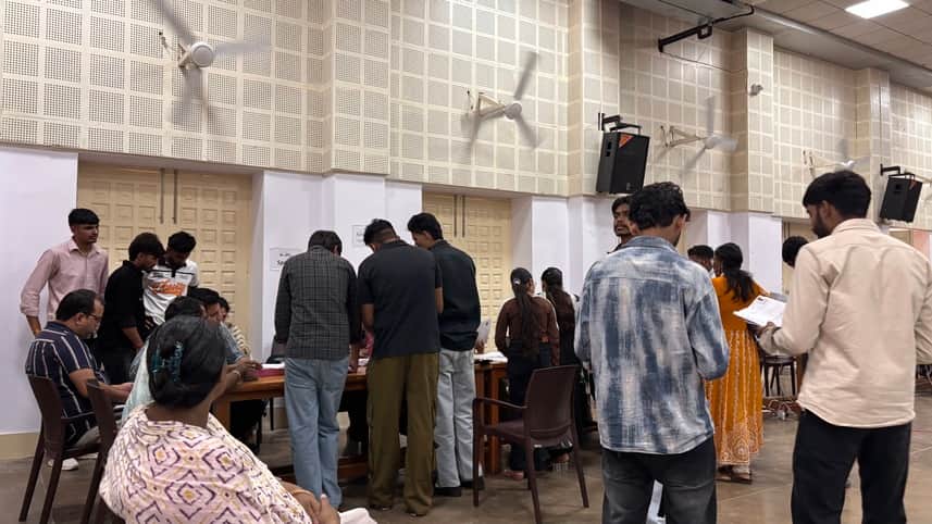 943 students enrolled in undergraduate courses at RKSD College.