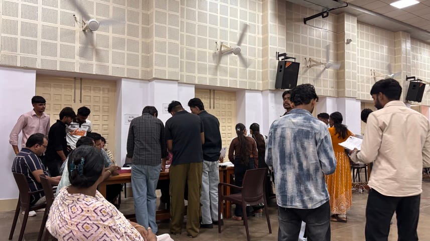 943 students enrolled in undergraduate courses at RKSD College.