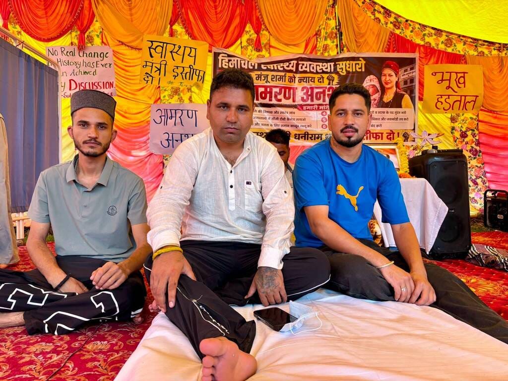 कुल्लू में आमरण अनशन पर बैठे बलदेव ठाकुर उर्फ वंटी।-संवाद