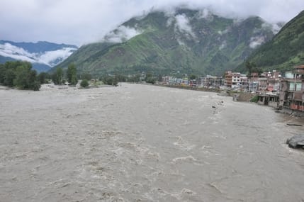 कुल्लू में हो रही बरसात से ब्यास नदी उफान पर। प्रशासन में अलर्ट जारी कर नदी-नालों से दूर रहने क