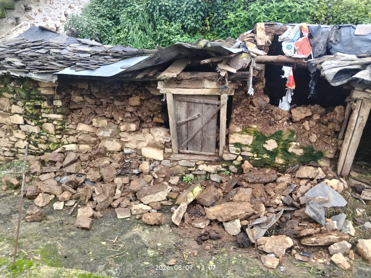 कमरऊ क्षेत्र में बारिश से क्षतिग्रस्त गोशालाएं। स्रोत ग्रामीण