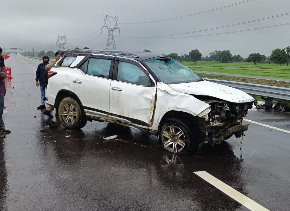 लालगंज कोतवाली क्षेत्र में गंगा एक्सप्रेसवे पर अनियंत्रित होकर पलटने से क्षतिग्रस्त हुई फॉर्च्य