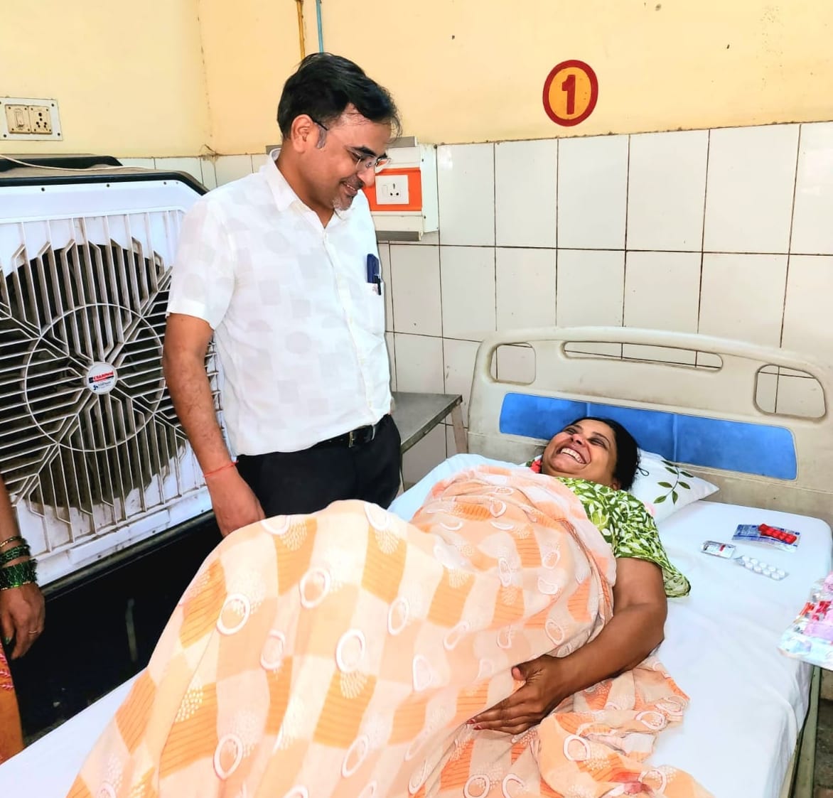 महिला की तबीयत के बारे में पूछते चिकित्सक।
