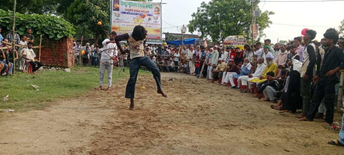 Kushinagar News: चेहल्लुम मेले में खिलाड़ियों ने दिखाए हैरतअंगेज करतब