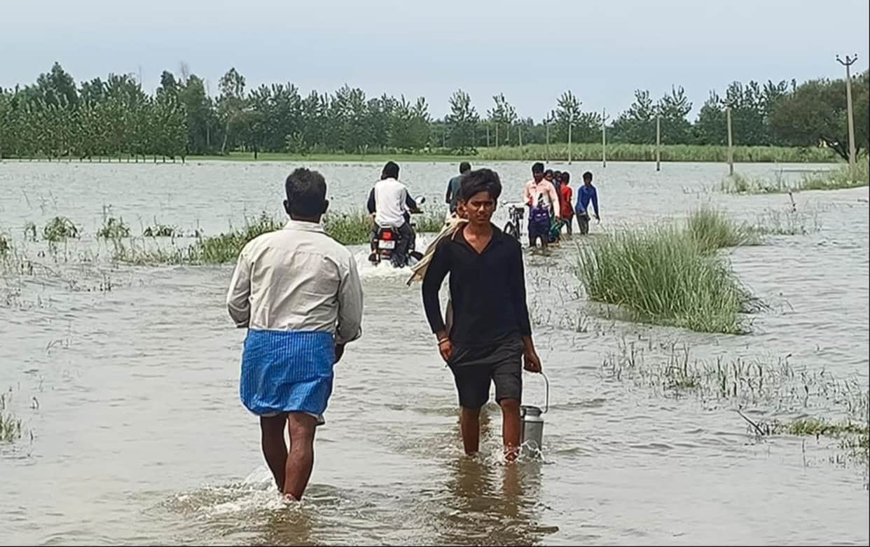 Saryu crosses danger mark; six villages in Mahsi flooded; surrounded by water.